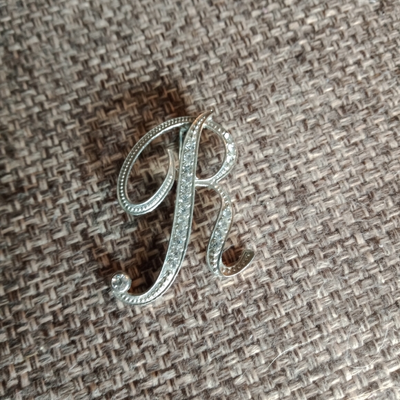 Silver colored "R" Brooch with Rhinestones - Picture 4 of 4